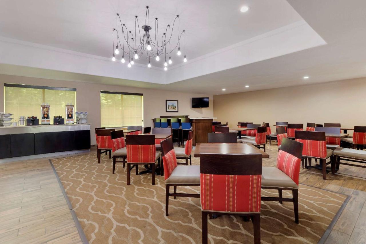Comfort Inn & Suites Near Six Flags & Medical Center San Antonio Exterior photo