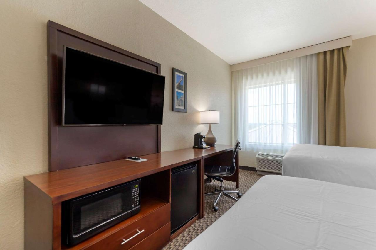 Comfort Inn & Suites Near Six Flags & Medical Center San Antonio Exterior photo
