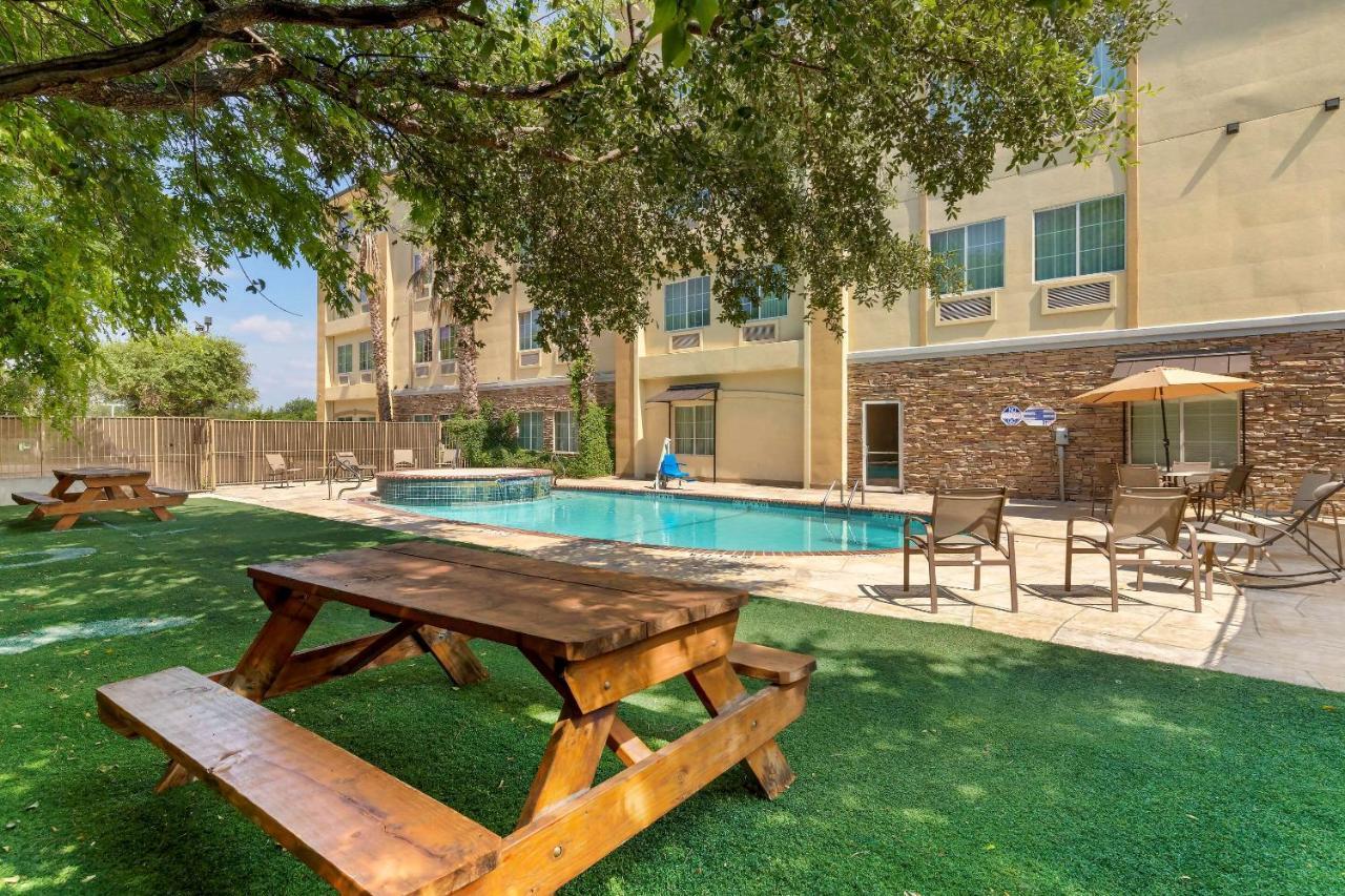 Comfort Inn & Suites Near Six Flags & Medical Center San Antonio Exterior photo