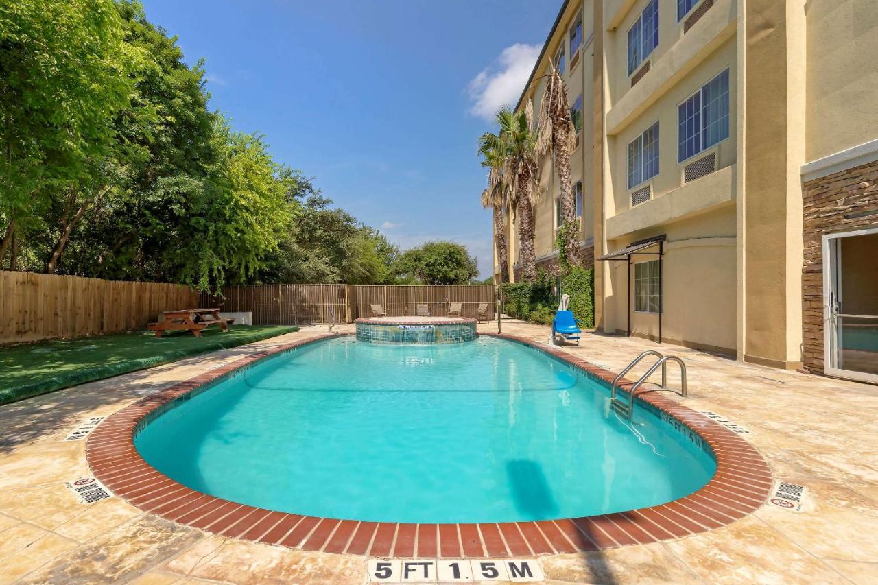 Comfort Inn & Suites Near Six Flags & Medical Center San Antonio Exterior photo