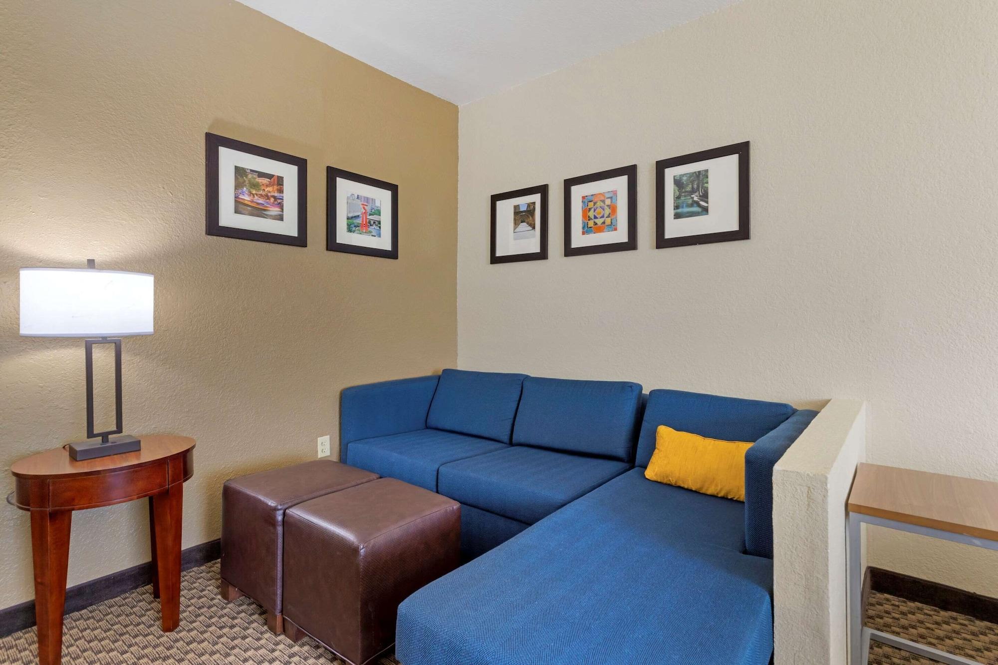Comfort Inn & Suites Near Six Flags & Medical Center San Antonio Exterior photo