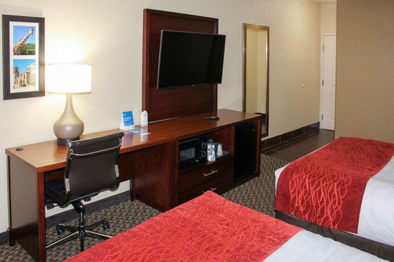 Comfort Inn & Suites Near Six Flags & Medical Center San Antonio Exterior photo