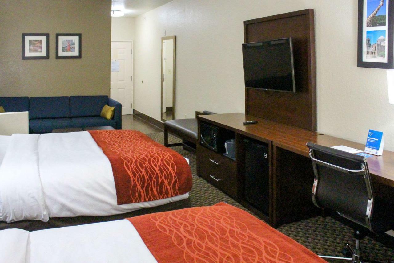 Comfort Inn & Suites Near Six Flags & Medical Center San Antonio Exterior photo