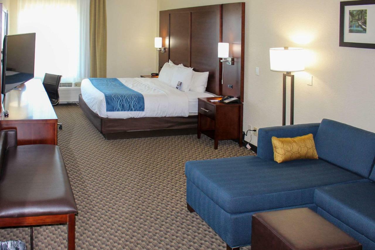 Comfort Inn & Suites Near Six Flags & Medical Center San Antonio Exterior photo